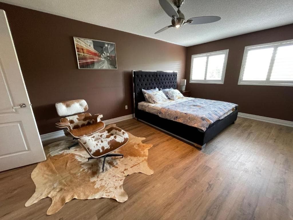 Beautiful Master bedroom unit with private washroom
