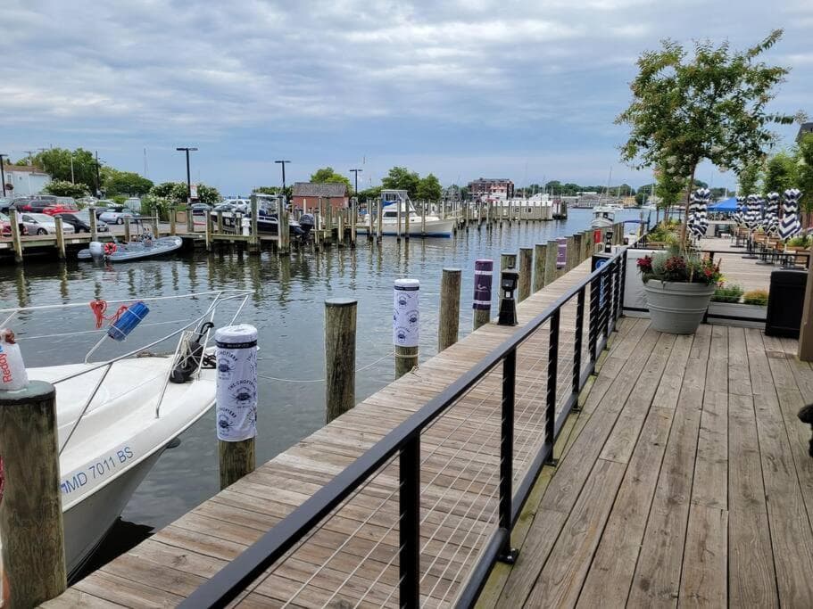 Annapolis Escape Steps to Harbor backs to Gate 1