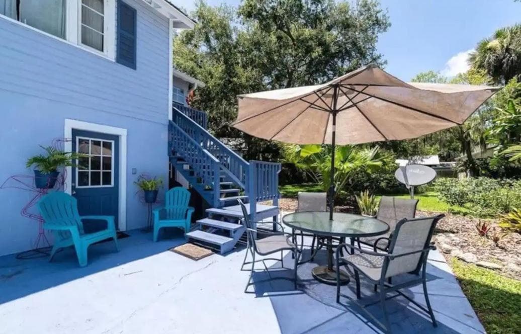 Charming Carriage House near Historic Canal Street Minutes to the Beach