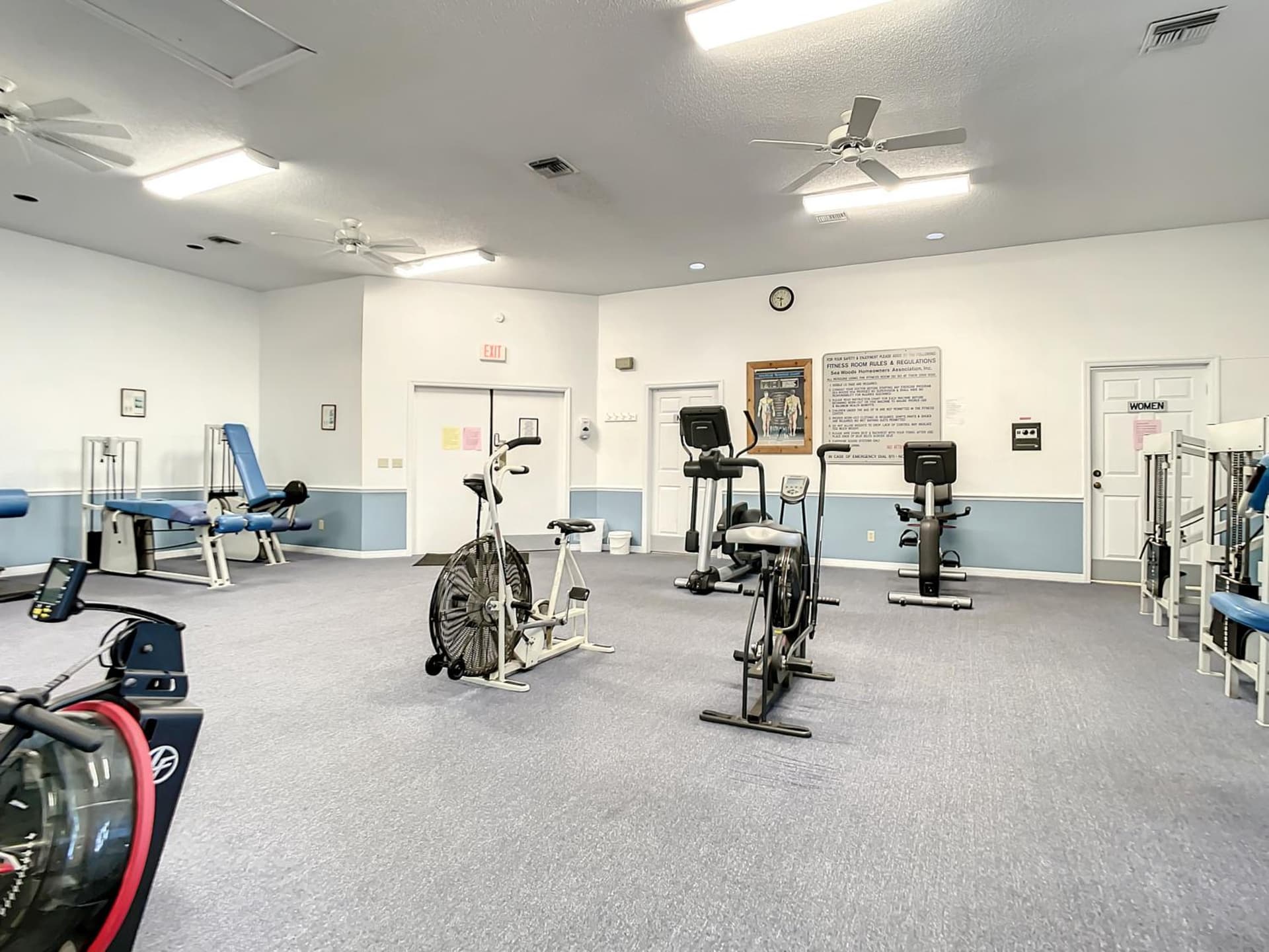 Beautifully updated bright and cheery 2nd story condo near pool beach access- SC261
