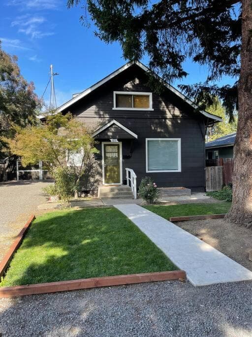 Classic & Cozy Apartments - Parking & Close to DW