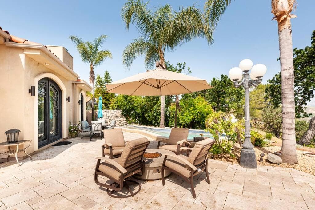 LA Villa Lake View Home