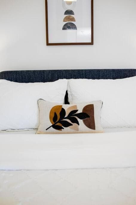 Chic 1-BR Condo; Parking included; Downtown Core