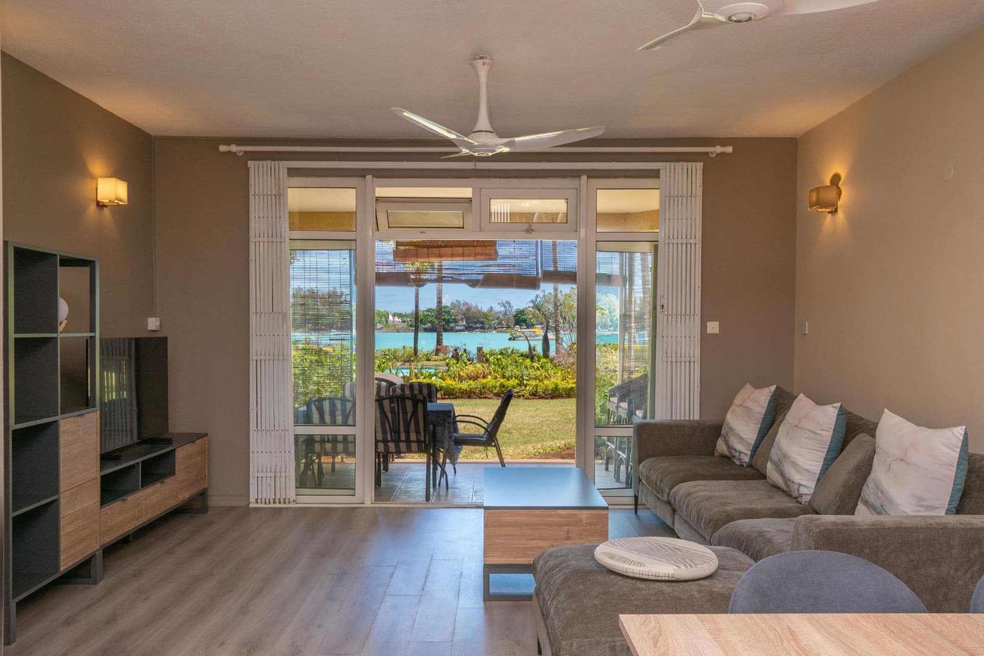 Appartement ILOT pieds dans l'eau, au centre grand baie
