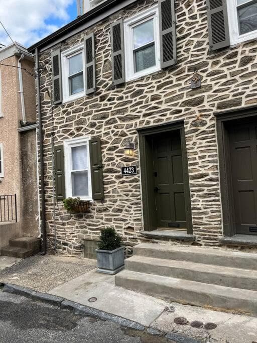 The Trinity Cottage in Manayunk, Walk to Main Street and Train