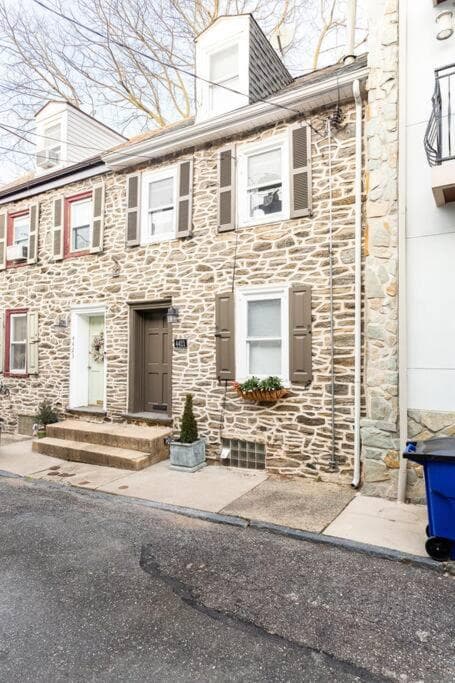 Saint Davids Cottage in Manayunk, Walk to Train, Main Street