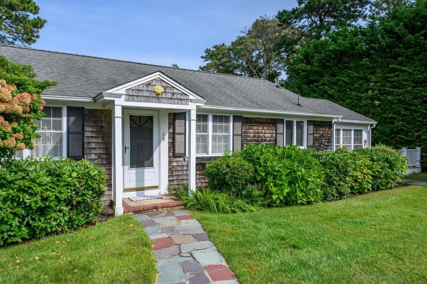 The Lobsta House: Your Cape Cod Hideaway