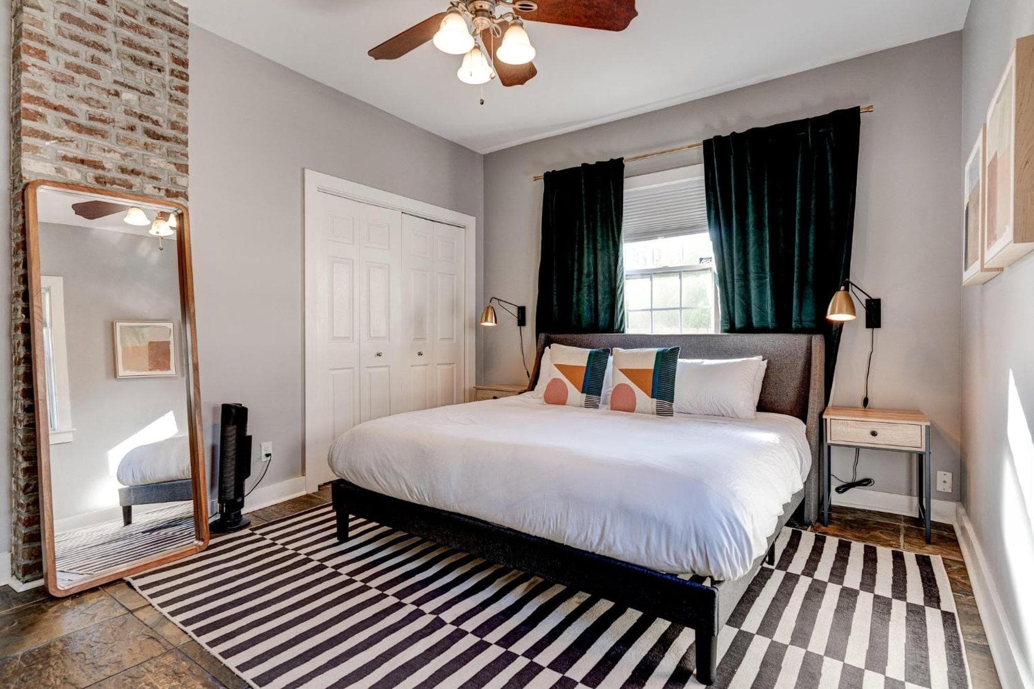 Chef's kitchen & clawfoot tub near French Quarter