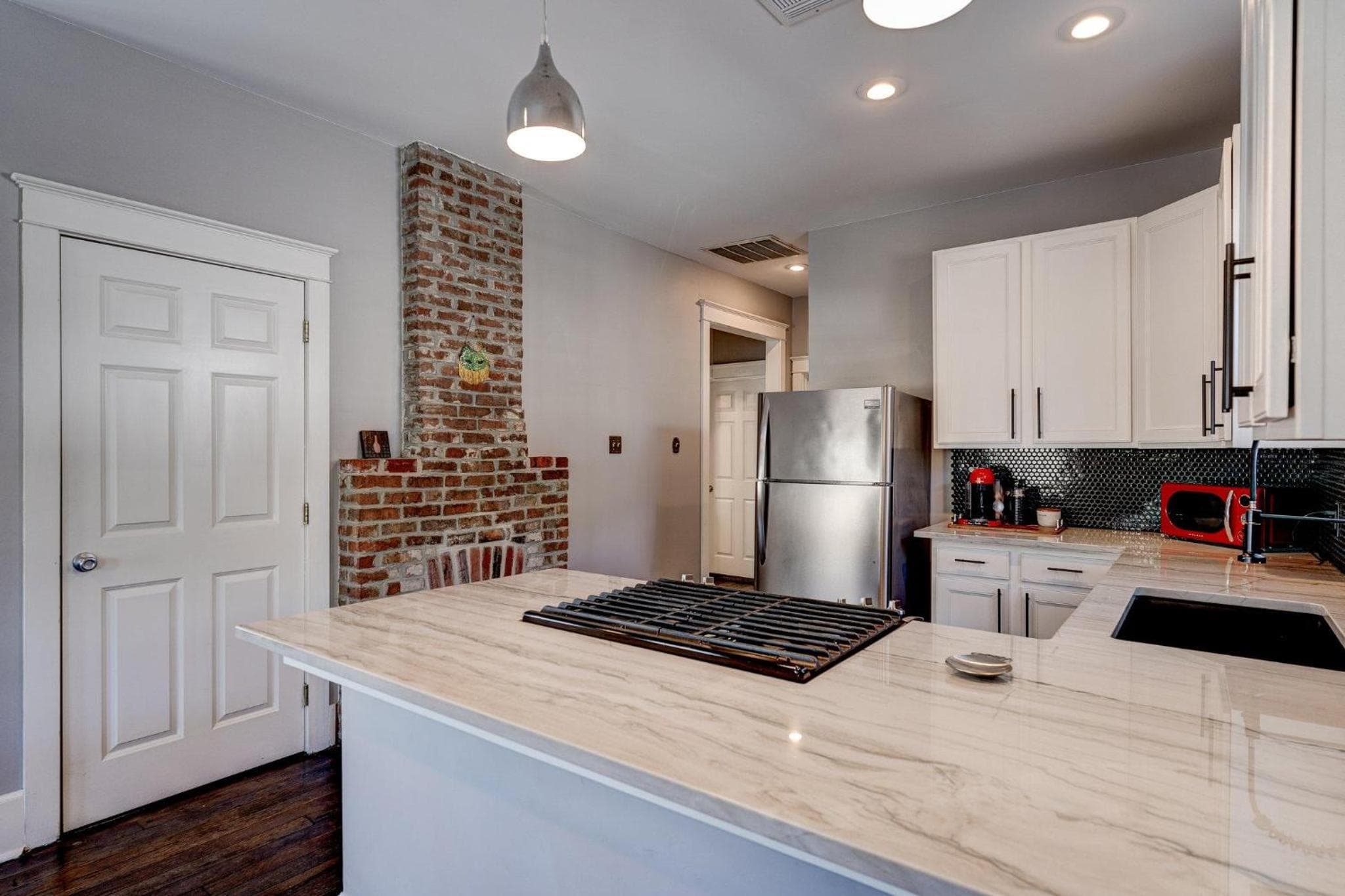 Chef's kitchen & clawfoot tub near French Quarter