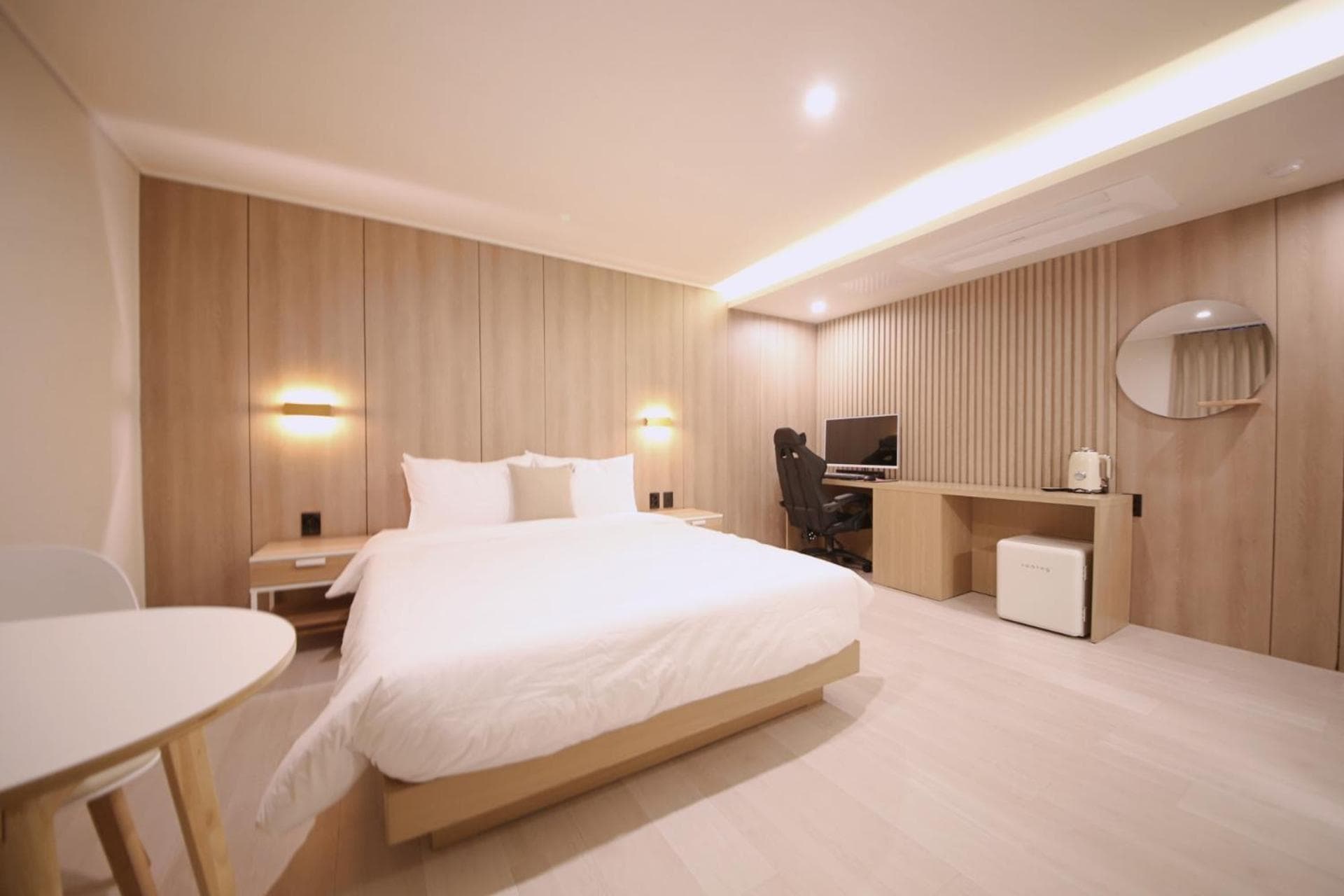 Two H Hotel