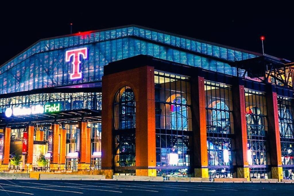Pickleball Court - Walk to AT&T Stadium, Globe Life, Six Flags, Texas Live! & more