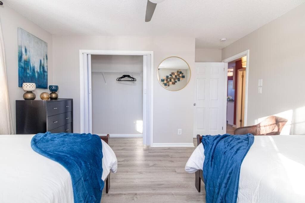 Rear deck w/ Soaking tub + Wi-Fi & Parking