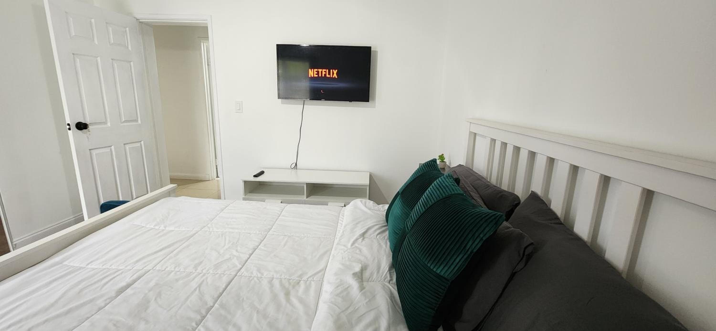 Perfect Location! Queen Room Near Malls, Dining & Stores!
