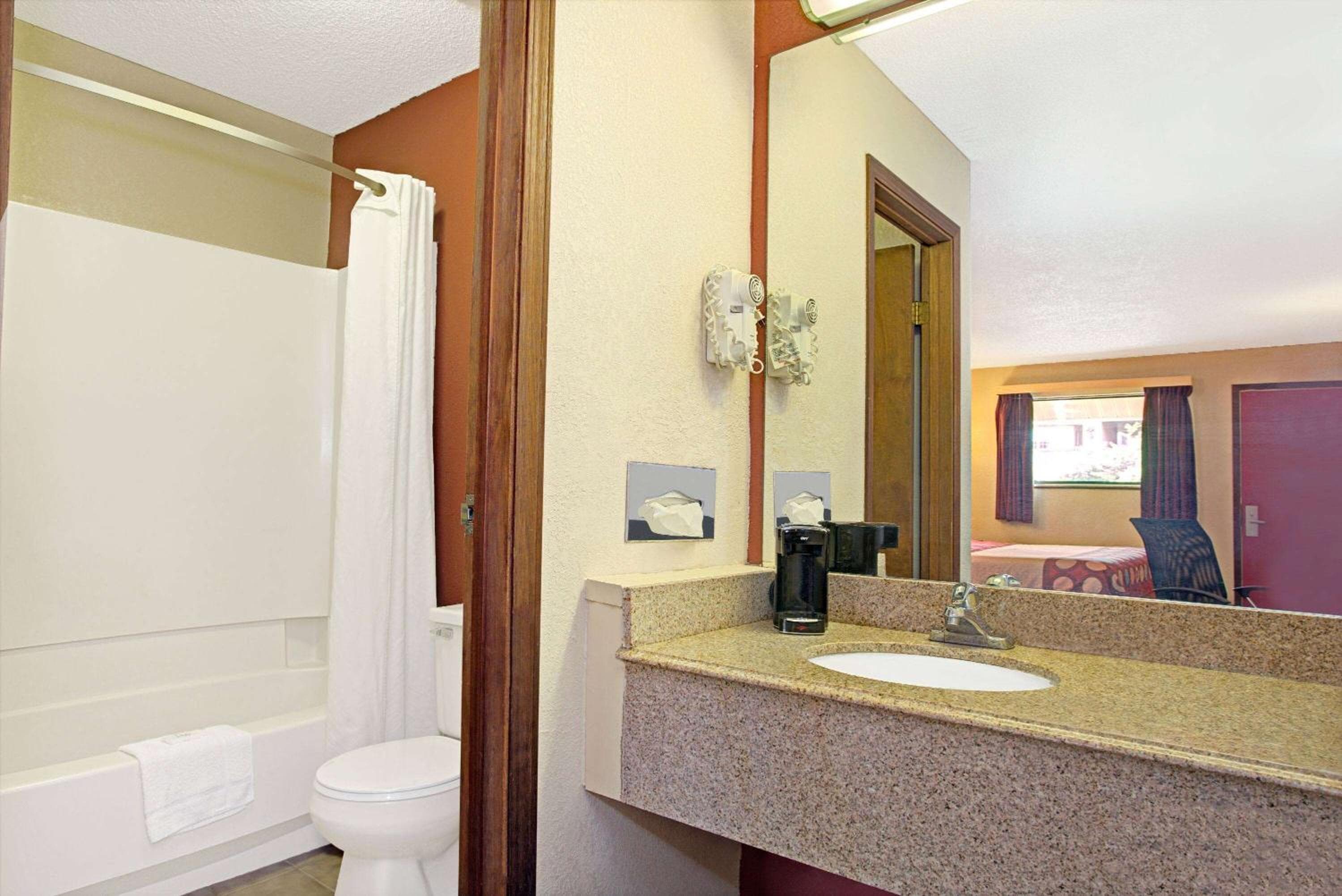 Super 8 by Wyndham Cincinnati-Springdale OH