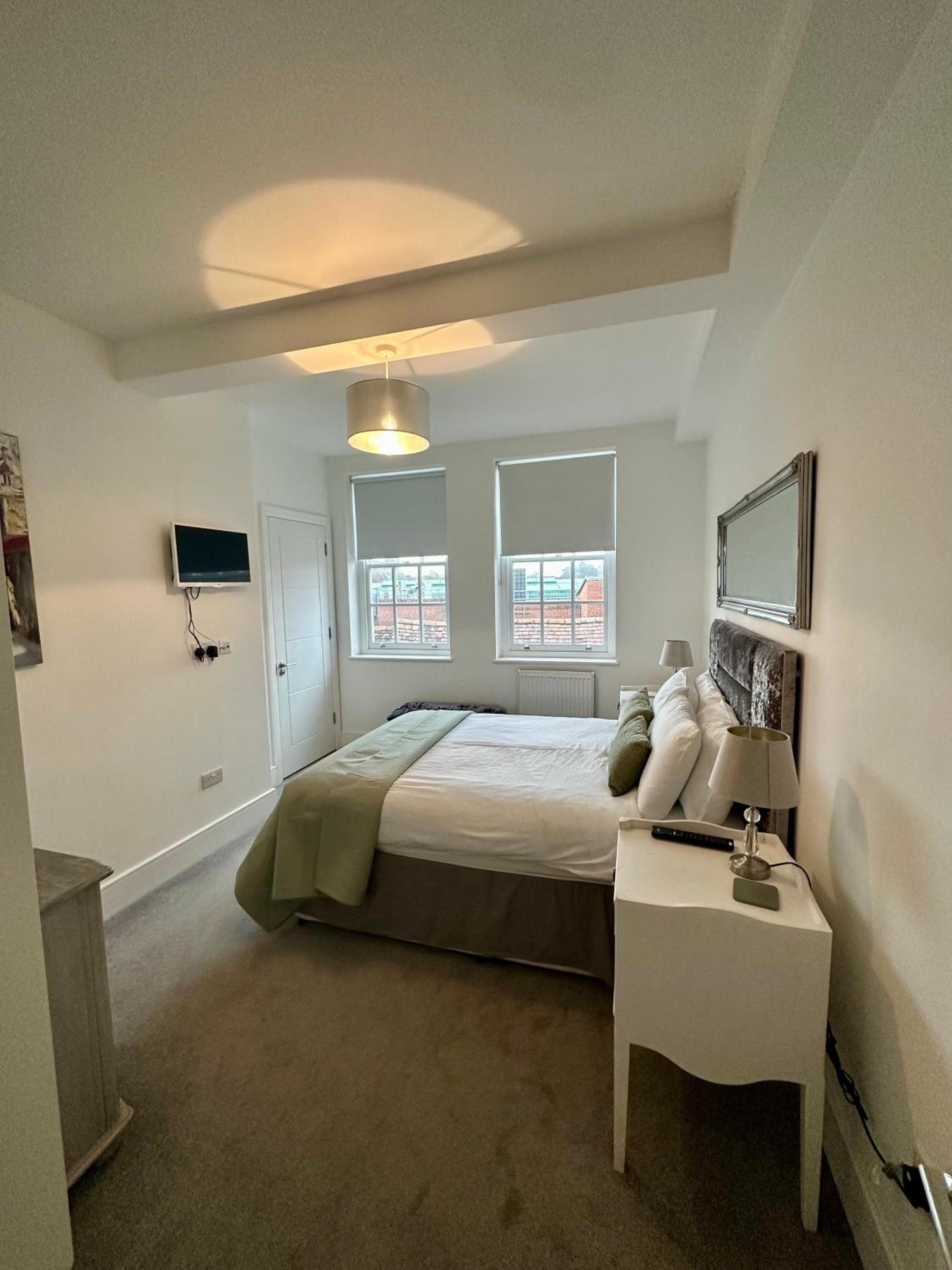 CC - Central Location Top Floor 2 Bed Deluxe Modern Apartment