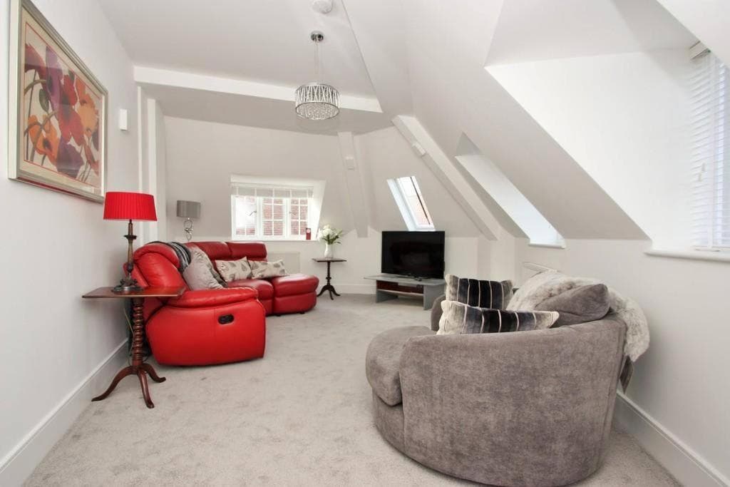 CC - Central Location Top Floor 2 Bed Deluxe Modern Apartment