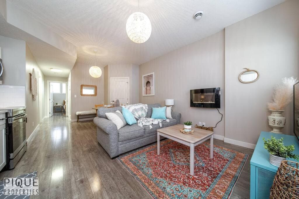 Boho Suite - Long Stays - King Bed - Fireplace & WiFi