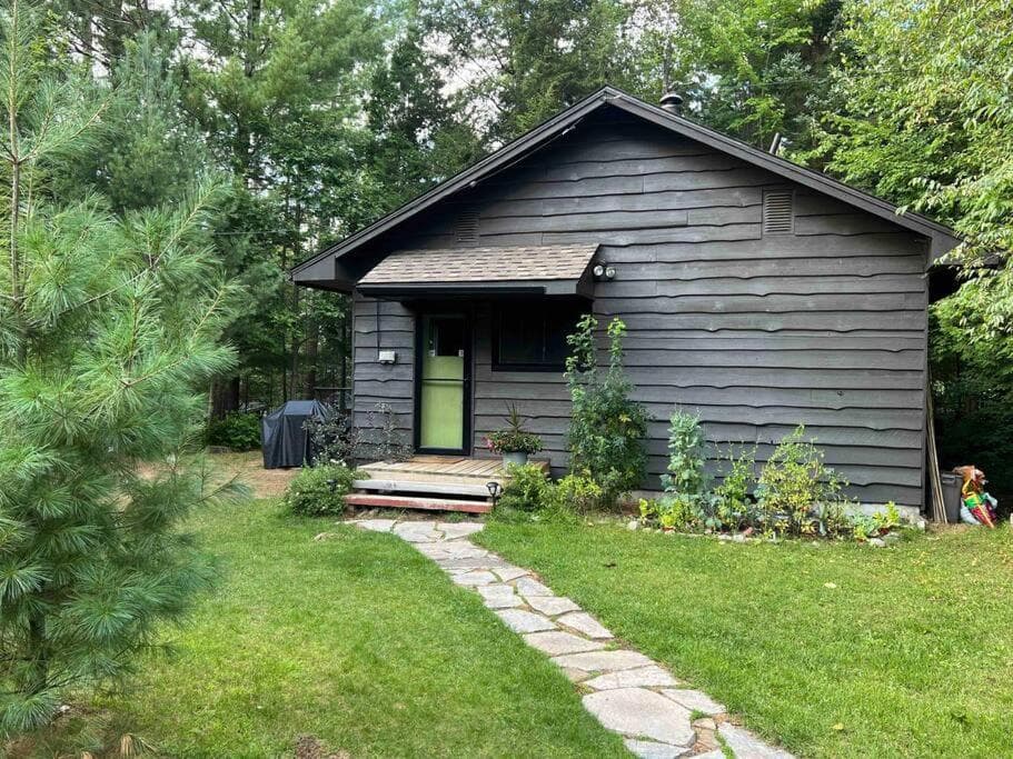 Peaceful lakeside cottage great for a staycation.