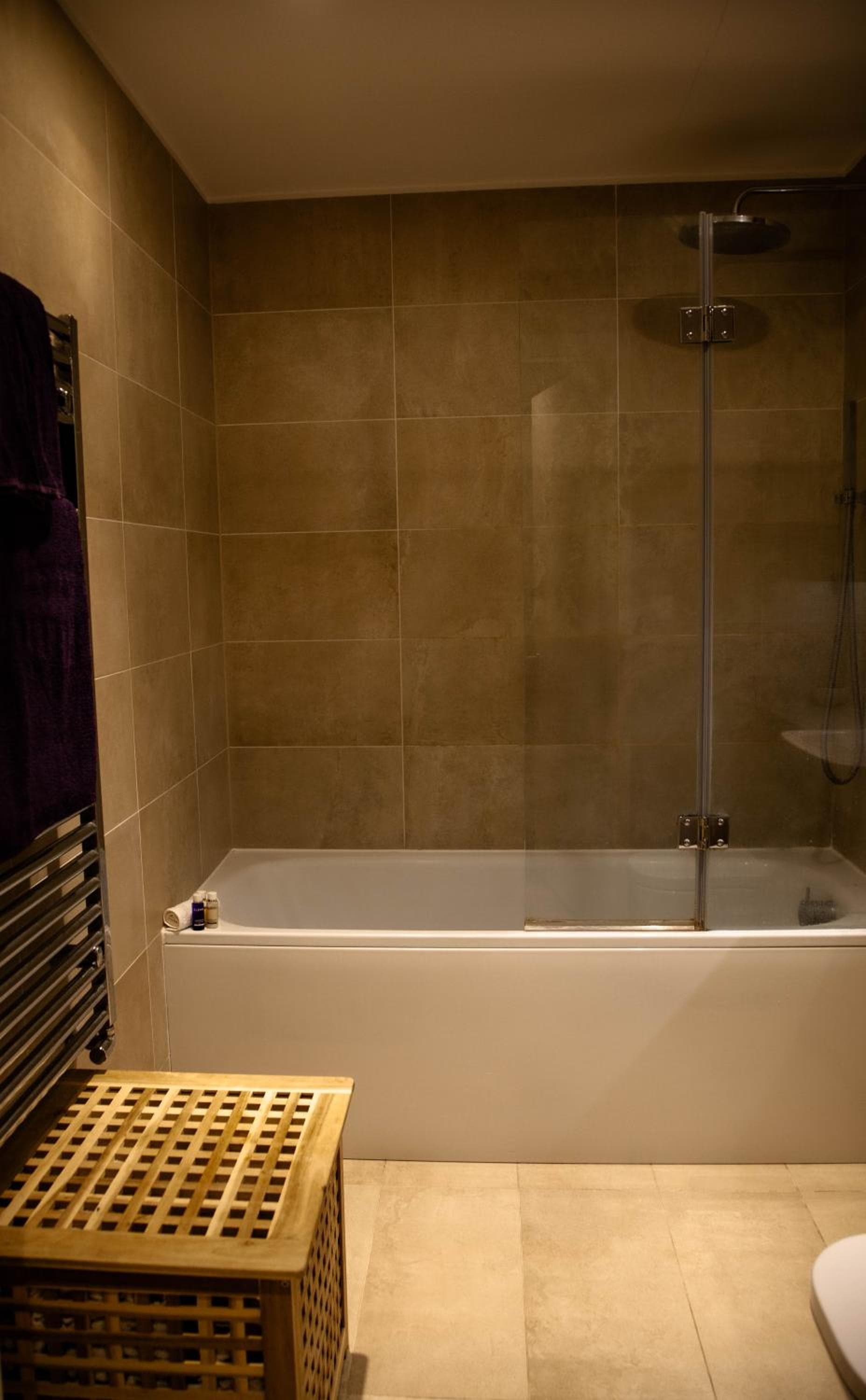Spacious East Croydon serviced apartment: 13 mins to London