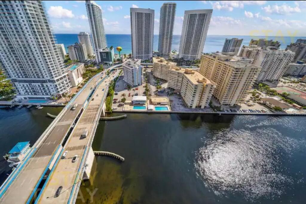 Ocean Views - Pool & Gym - Pet Friendly - Close to Beach