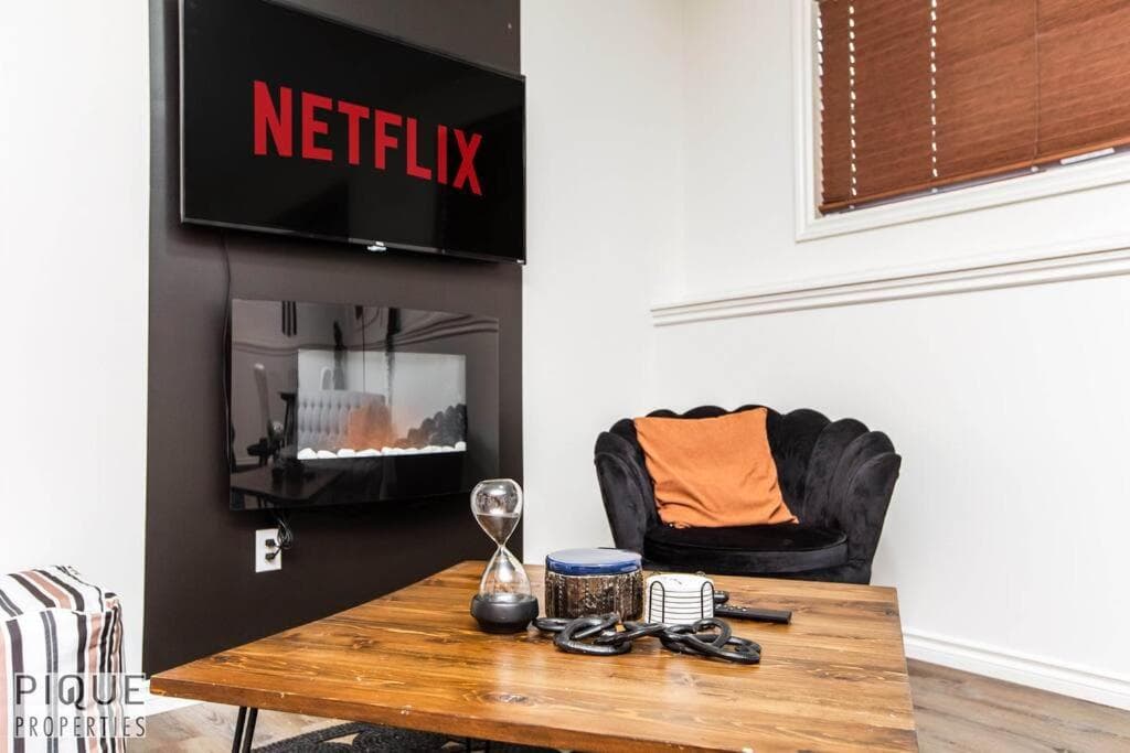 Chic Modern Vibes - KING Bed - Fireplace - Sleeps 4 - Wifi