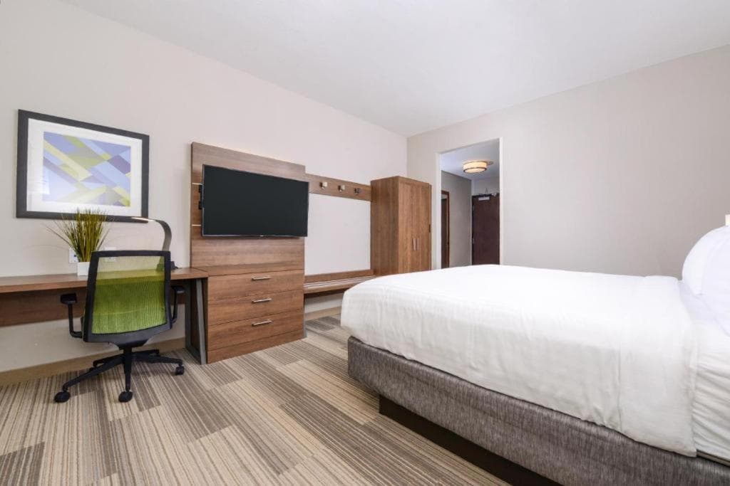 Holiday Inn Express & Suites - St. Petersburg - Madeira Beach by IHG