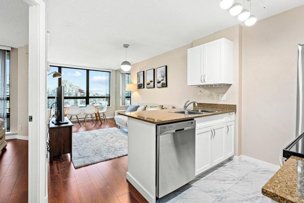 Downtown Vancouver 1-bedroom condo high-rise