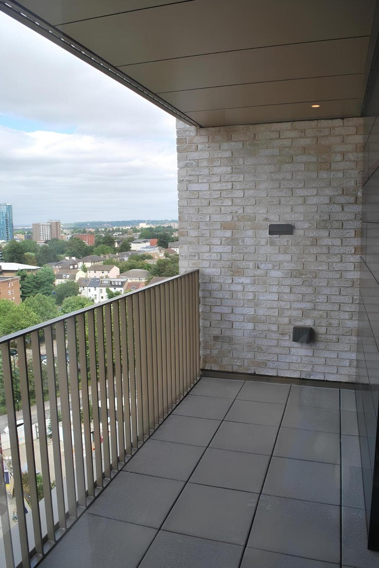 Spacious East Croydon serviced apartment: 13 mins to London
