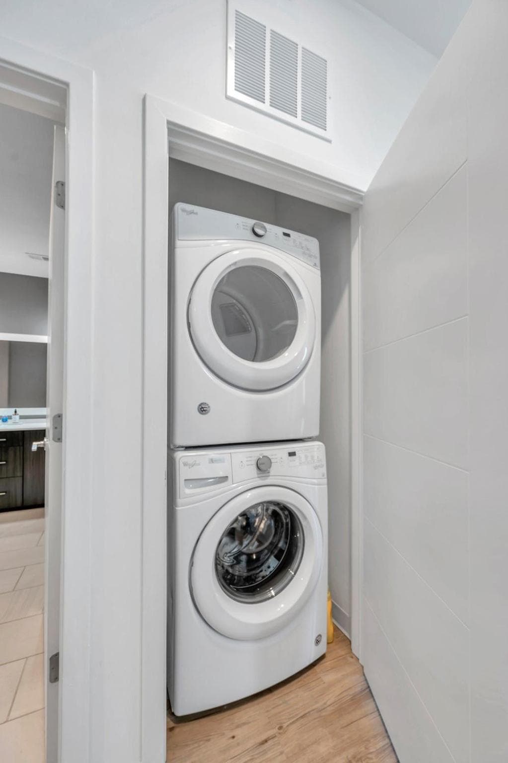 Luxury 1 BR with DEN Downtown Tampa Apt - City Views, Rooftop Pool, Workspace