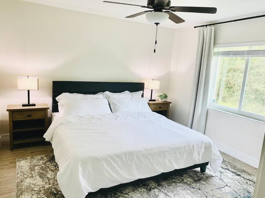 Tropical getaway w heated pool near Mineral Springs, garage included