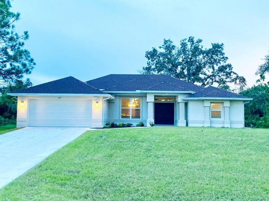 Tropical getaway w heated pool near Mineral Springs, garage included