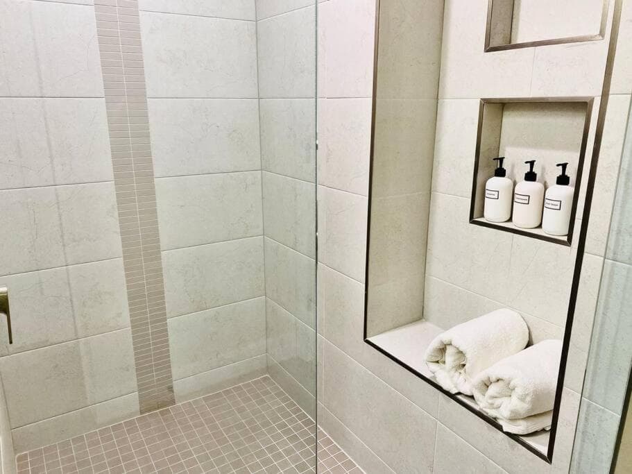 Tropical getaway w heated pool near Mineral Springs, garage included