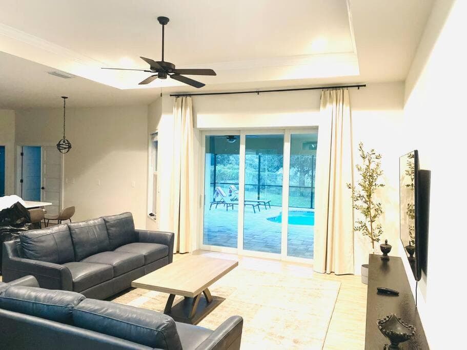 Tropical getaway w heated pool near Mineral Springs, garage included