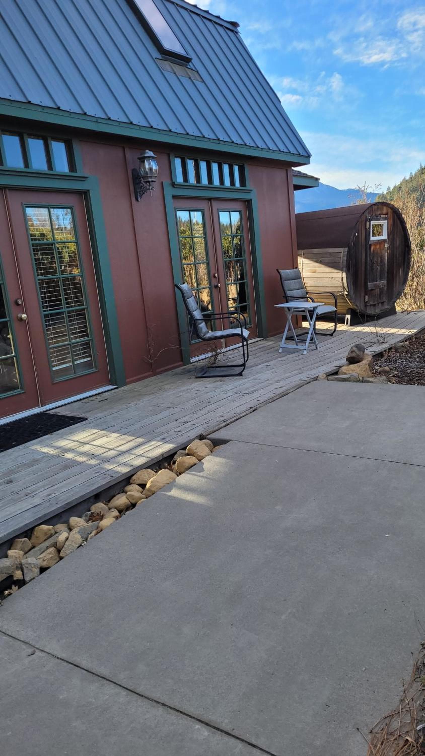 Angel cottage with a sauna or The Cozy with a infrared sauna and jacuzzi tub, both are studios with a view of Mount Shasta