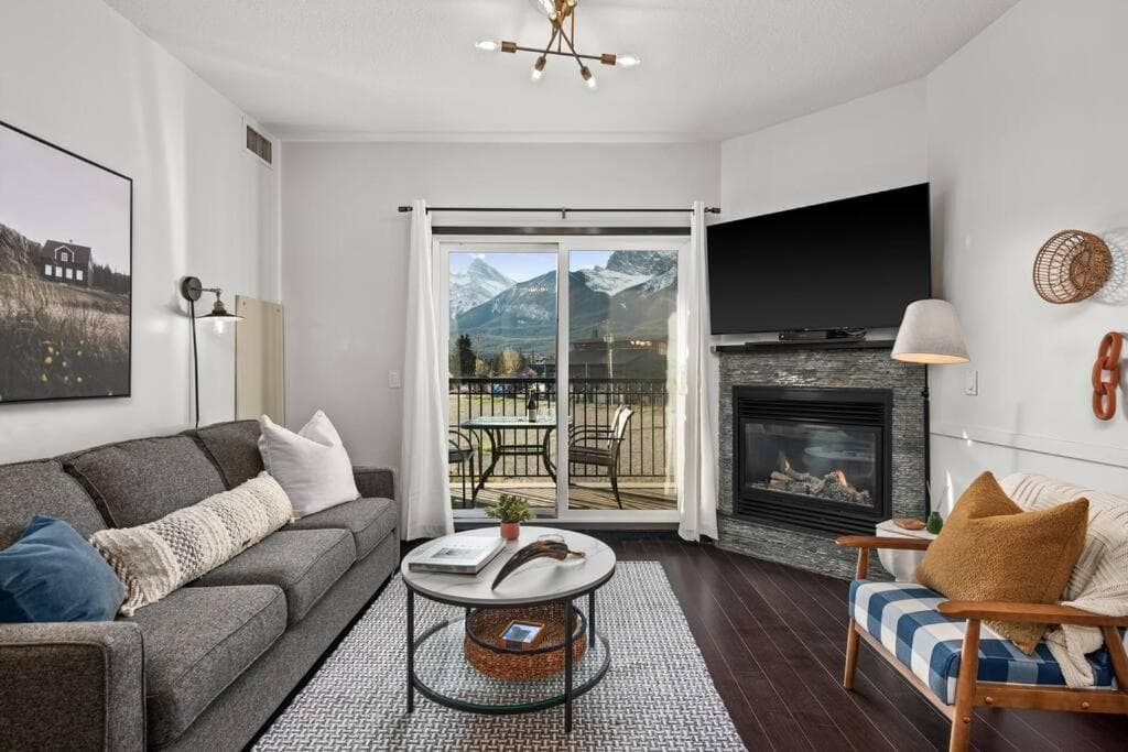 Luxury 3B Mountain Views- Pool & Hot Tub -Sleeps 10