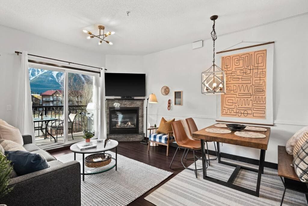 Luxury 3B Mountain Views- Pool & Hot Tub -Sleeps 10