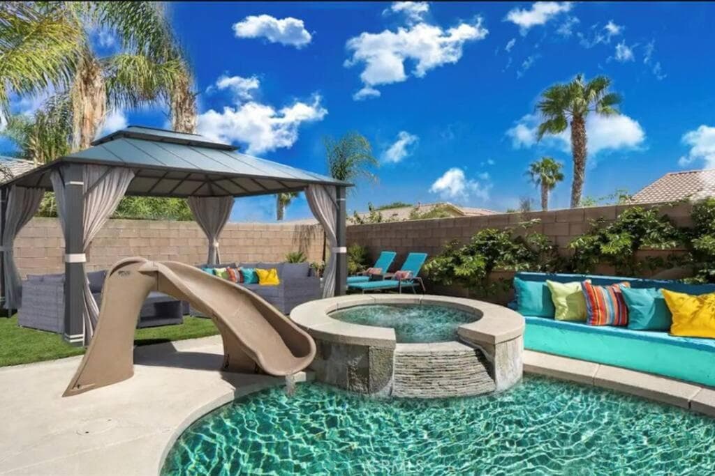 Desert Bliss Paradise - Arcade, Casino, Play Area ,Pool , Hot tub