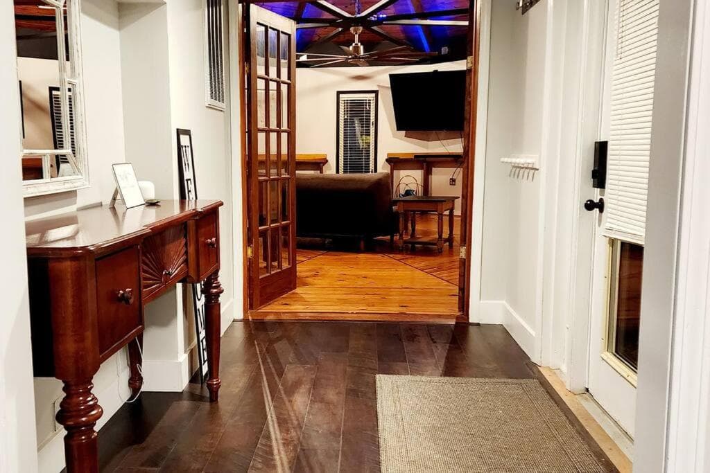 Mayor's Large Family House Hot Tub Sleeps 16 Piano, 2 Kitchens, Ark 5 Mins
