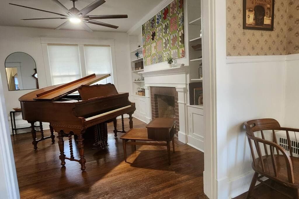Mayor's Large Family House Hot Tub Sleeps 16 Piano, 2 Kitchens, Ark 5 Mins