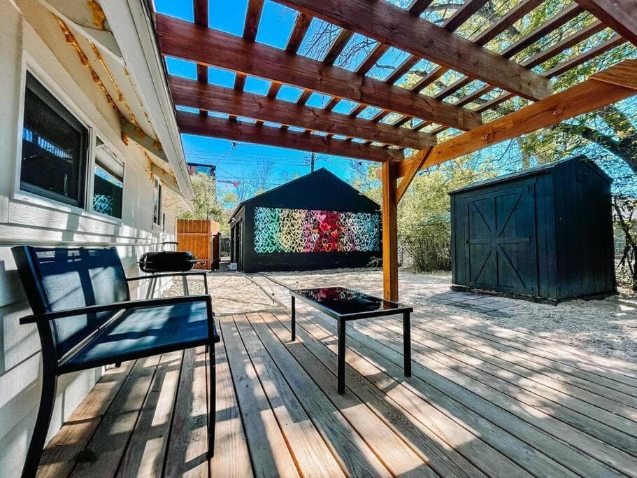 Cozy cottage in the heart of COS - pet friendly