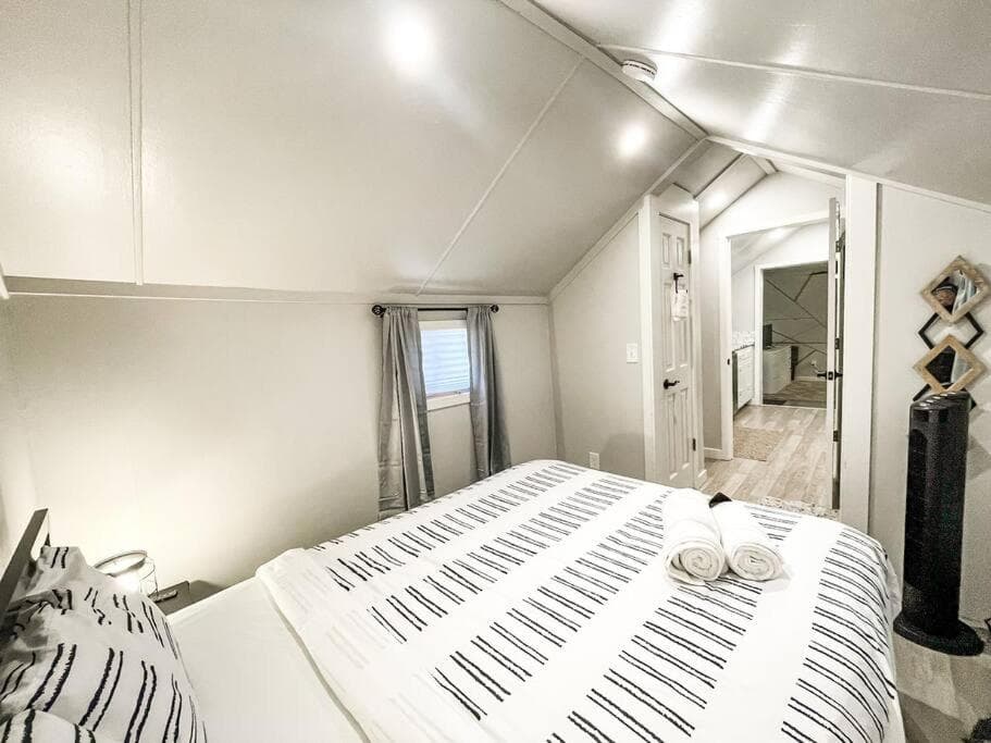 Cozy cottage in the heart of COS - pet friendly