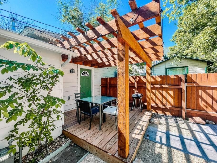 Gorgeous cottage downtown COS / pet friendly