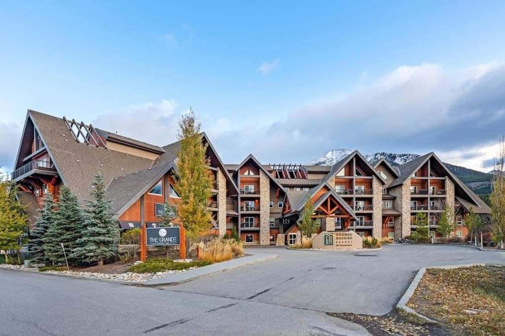 Stunning Mountain Views - Pool&HotTub - King Bed - BBQ
