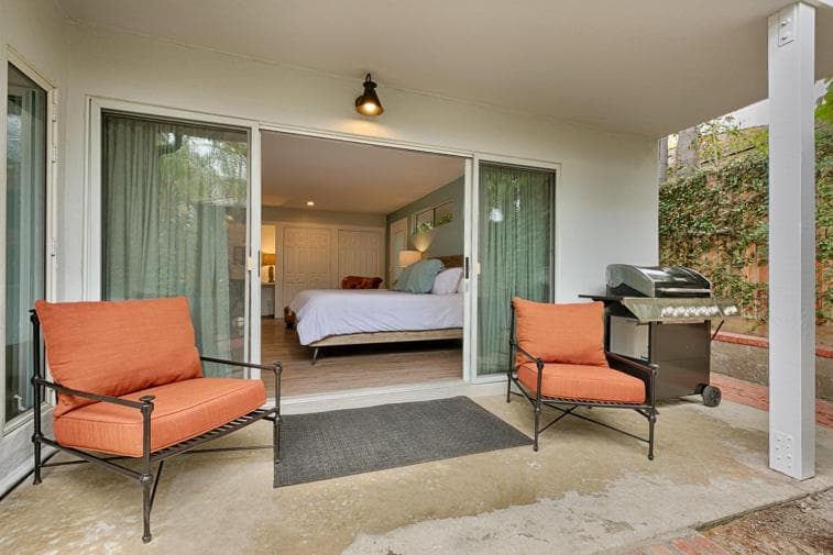 Shores Perfection - Spa, AC, Pet Friendly, Parking, Fire Pit & Massive Private Yard!
