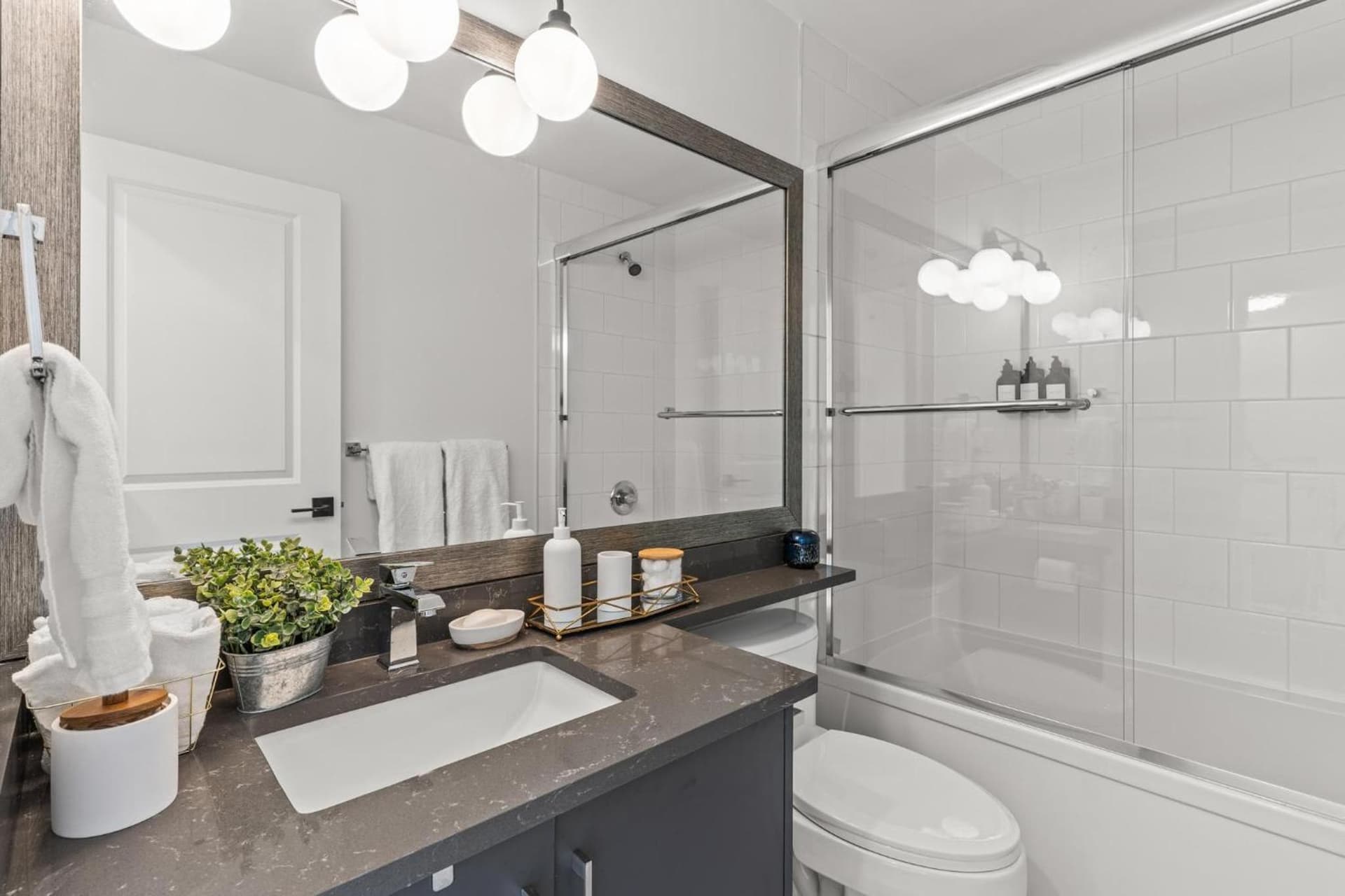 Gorgeous Chilliwack Gem Suite