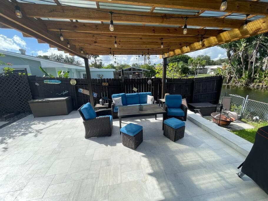 Modern pool home on the lake near Hardrock FLL airport