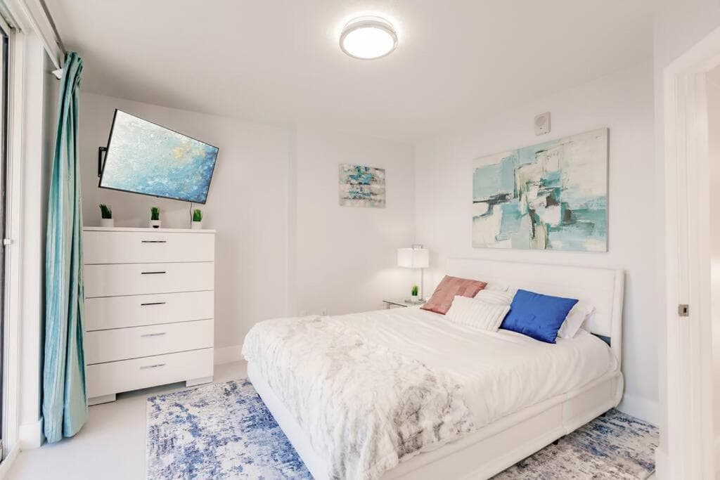 Upscale Brickell 2 bedroom with water views and free parking