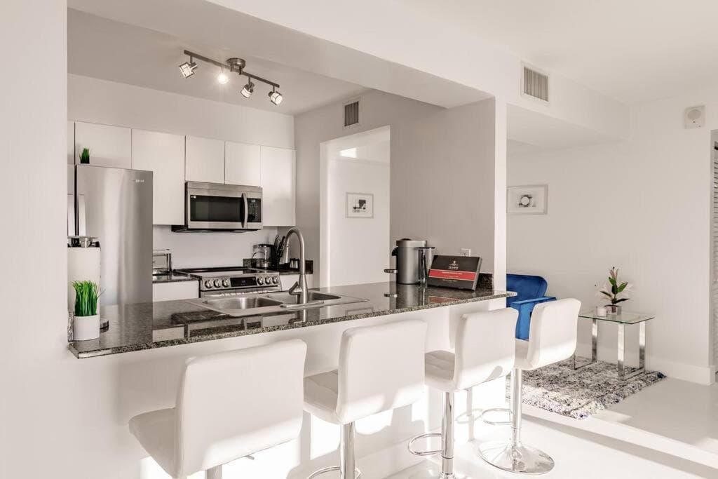 Upscale Brickell 2 bedroom with water views and free parking