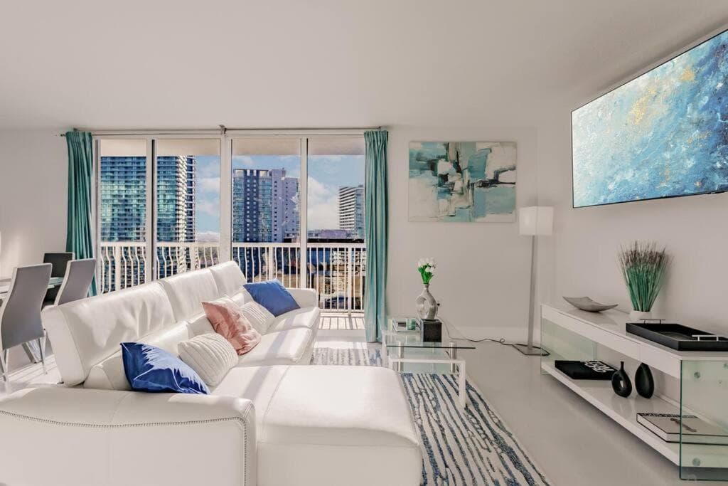 Upscale Brickell 2 bedroom with water views and free parking