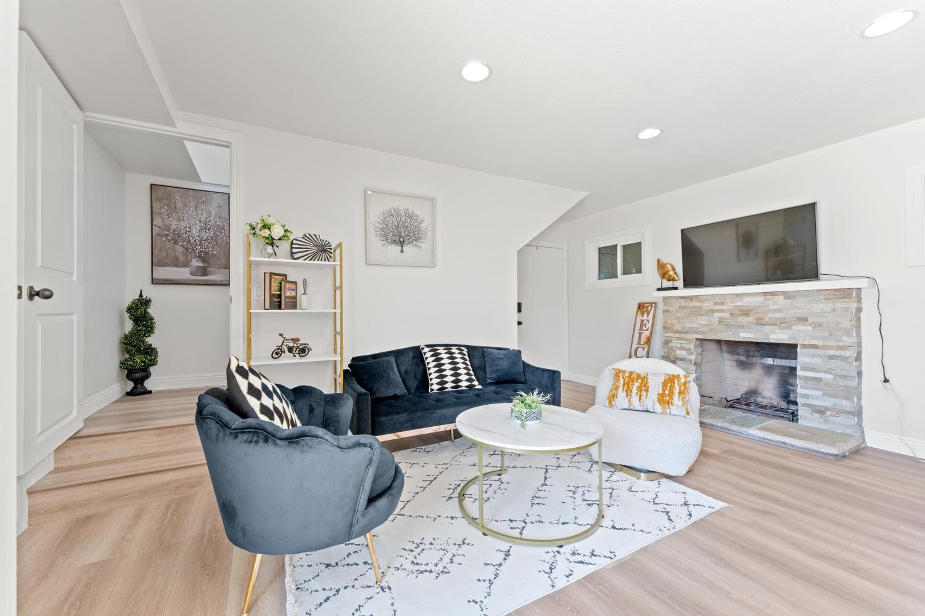 Cheerful 2-Bedroom Home in LA with Mountain View